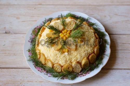 Салат с курицей и кукурузой и сухариками. Ингредиенты: