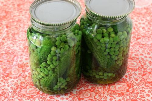 Огурцы для оливье на зиму. Заготовка на зиму для «Оливье» – огурцы сразу вместе с горошком – очень удобно