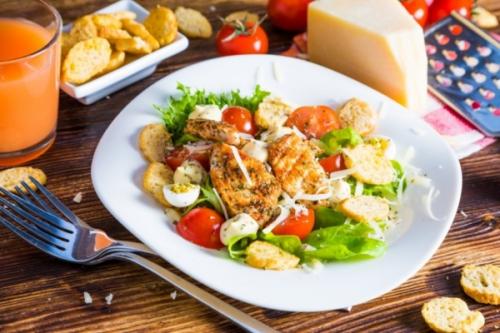 Салат Цезарь с копченой курицей и грибами. Рецепт цезаря с копченой курицей и помидорами черри