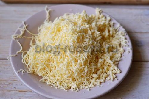 Салат с курицей и кукурузой и сухариками. Ингредиенты: