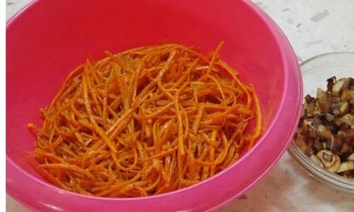 Салат с языком свинины. Салат из свиного языка с черносливом, шампиньонами и морковью без майонеза