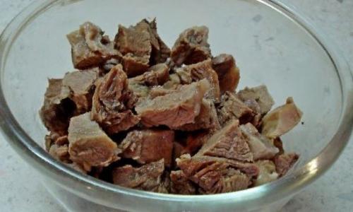 Салат с языком свинины. Салат из свиного языка с черносливом, шампиньонами и морковью без майонеза