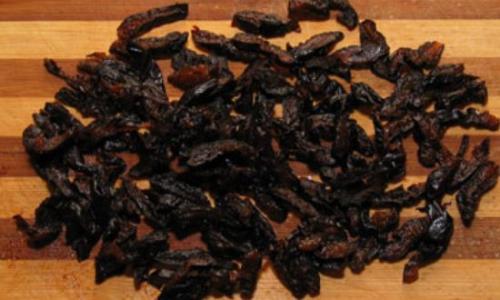 Салат с языком свинины. Салат из свиного языка с черносливом, шампиньонами и морковью без майонеза