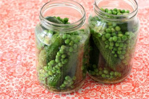 Огурцы для оливье на зиму. Заготовка на зиму для «Оливье» – огурцы сразу вместе с горошком – очень удобно