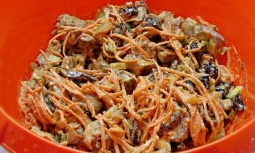 Салат с языком свинины. Салат из свиного языка с черносливом, шампиньонами и морковью без майонеза