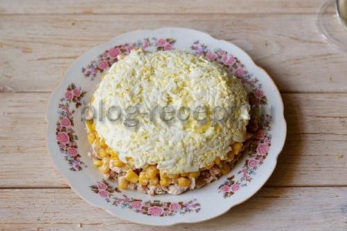 Салат с курицей и кукурузой и сухариками. Ингредиенты: