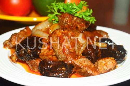 Печень с черносливом в вине. Тушеная свиная печень с черносливом. Пошаговый рецепт с фото