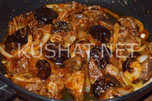 Печень с черносливом в вине. Тушеная свиная печень с черносливом. Пошаговый рецепт с фото
