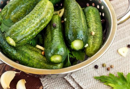 Малосольные огурцы с водкой