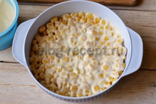 Салат с курицей и кукурузой и сухариками. Ингредиенты: