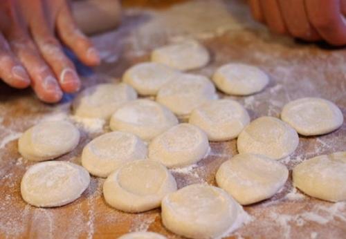 Тесто для вареников которое не рвется. Тесто для вареников с картошкой, чтобы не разваривались