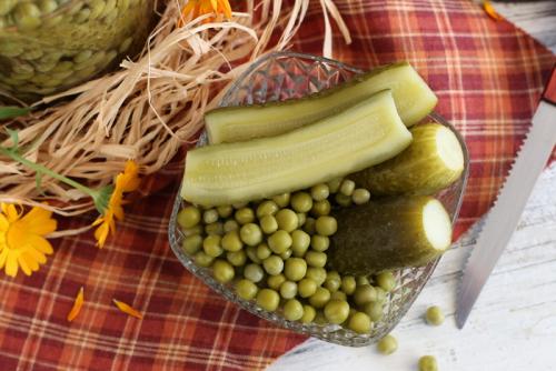 Огурцы для оливье на зиму. Заготовка на зиму для «Оливье» – огурцы сразу вместе с горошком – очень удобно