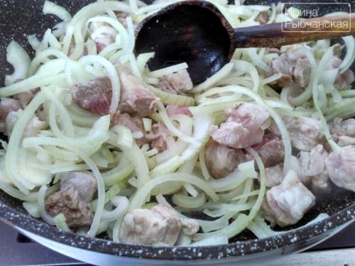 Подлива из свинины с солеными огурцами. Рецепт свинины с солеными огурцами с пошаговыми фото