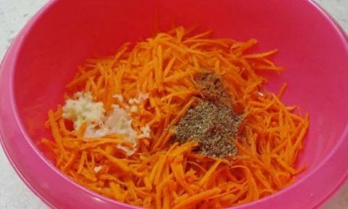 Салат с языком свинины. Салат из свиного языка с черносливом, шампиньонами и морковью без майонеза