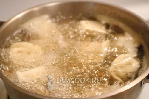 Пельмени жареные с яйцом. 