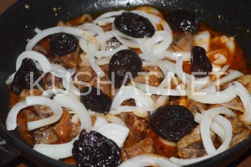 Печень с черносливом в вине. Тушеная свиная печень с черносливом. Пошаговый рецепт с фото