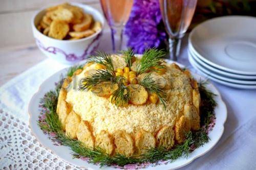 Салат с курицей и кукурузой и сухариками. Ингредиенты: