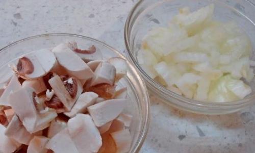 Салат с языком свинины. Салат из свиного языка с черносливом, шампиньонами и морковью без майонеза