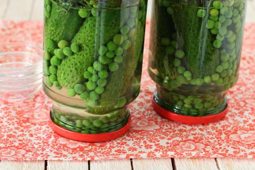 Огурцы для оливье на зиму. Заготовка на зиму для «Оливье» – огурцы сразу вместе с горошком – очень удобно