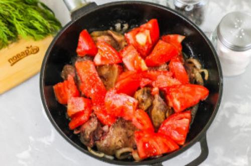 Куриная печень с помидорами и перцем. Куриная печень с помидорами