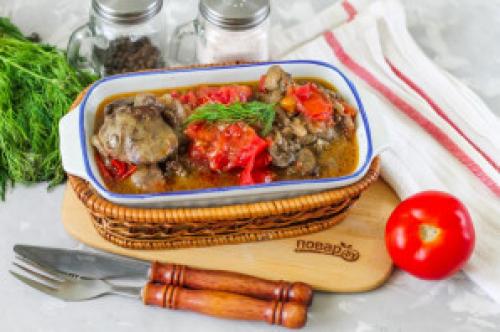 Куриная печень с помидорами и перцем. Куриная печень с помидорами