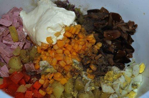 Салат с колбасой и маринованными опятами. Очень вкусный салат с маринованными опятами и колбасой — фото рецепт