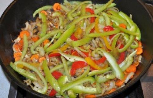 Говяжья печень с луком и помидорами. рецепт 885. Говяжья печень с помидорами, луком и сливками. 14