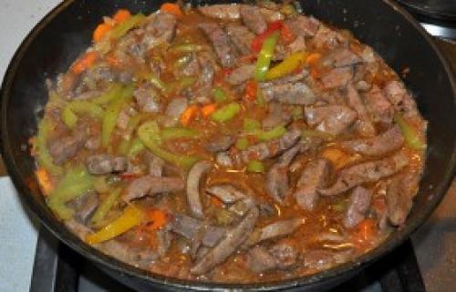 Говяжья печень с луком и помидорами. рецепт 885. Говяжья печень с помидорами, луком и сливками. 16