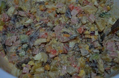 Салат с колбасой и маринованными опятами. Очень вкусный салат с маринованными опятами и колбасой — фото рецепт