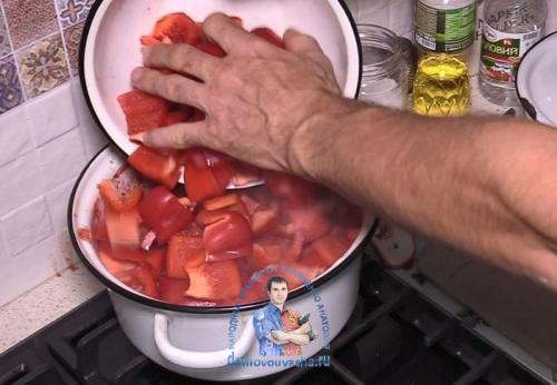 Лечо с чесноком и зеленью. Лечо из помидор и перца на зиму. С зеленью и чесноком