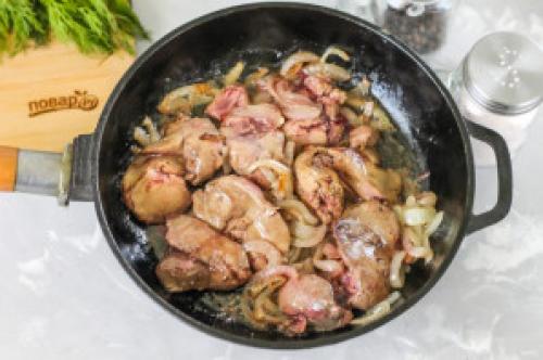 Куриная печень с помидорами и перцем. Куриная печень с помидорами