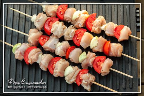 Шашлык на углях на шпажках. Куриные шашлычки на шпажках