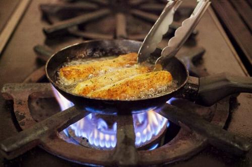 Сыр во фритюре без панировки. Закуски к пиву: горячие сырные палочки в панировке