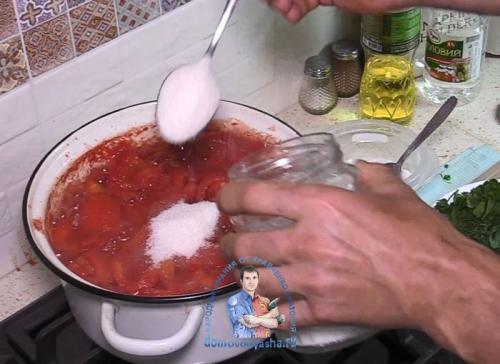 Лечо с чесноком и зеленью. Лечо из помидор и перца на зиму. С зеленью и чесноком