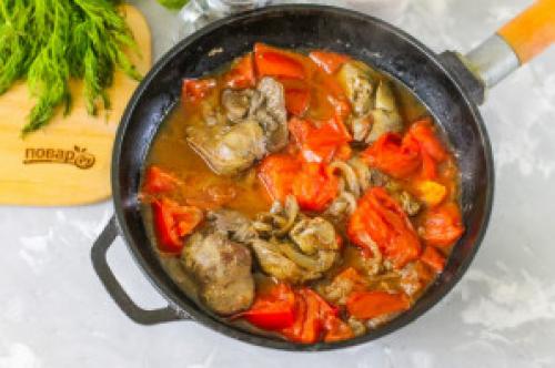 Куриная печень с помидорами и перцем. Куриная печень с помидорами