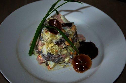 Салат с колбасой и маринованными опятами. Очень вкусный салат с маринованными опятами и колбасой — фото рецепт