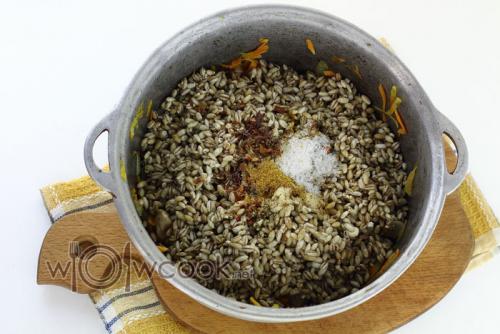 Свиные ребрышки с перловкой. Наваристый рассольник с перловкой и соленым огурцом со свиными ребрышками пошаговый рецепт с фото 13