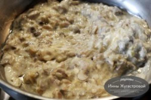 В шляпках шампиньонов. Шляпки шампиньонов, фаршированные сливочной начинкой, запеченные в духовке