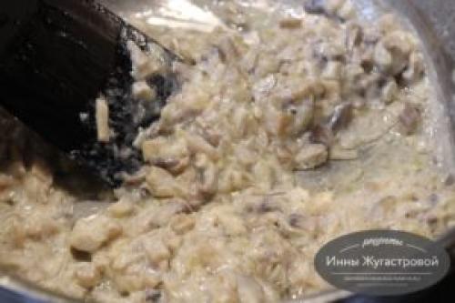 В шляпках шампиньонов. Шляпки шампиньонов, фаршированные сливочной начинкой, запеченные в духовке