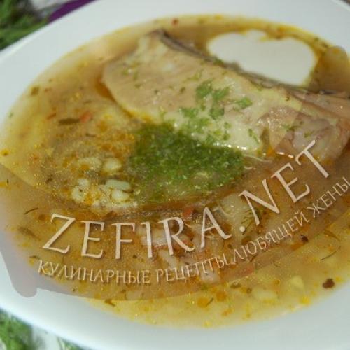 Перловка с копчеными ребрышками. Рассольник с перловкой и огурцами на свиных ребрышках