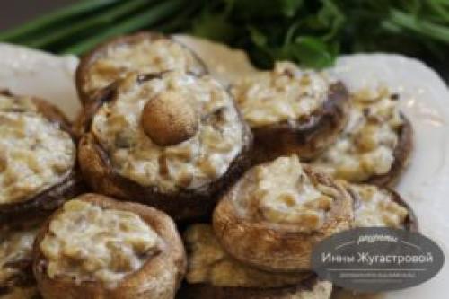 В шляпках шампиньонов. Шляпки шампиньонов, фаршированные сливочной начинкой, запеченные в духовке