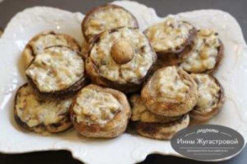 В шляпках шампиньонов. Шляпки шампиньонов, фаршированные сливочной начинкой, запеченные в духовке