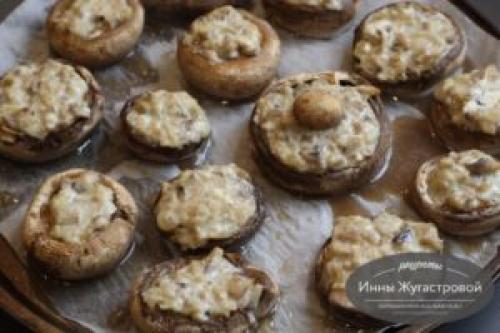 В шляпках шампиньонов. Шляпки шампиньонов, фаршированные сливочной начинкой, запеченные в духовке