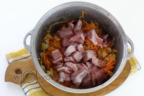 Свиные ребрышки с перловкой. Наваристый рассольник с перловкой и соленым огурцом со свиными ребрышками пошаговый рецепт с фото 12