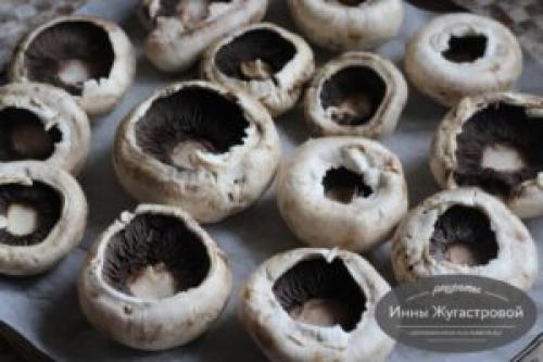 В шляпках шампиньонов. Шляпки шампиньонов, фаршированные сливочной начинкой, запеченные в духовке