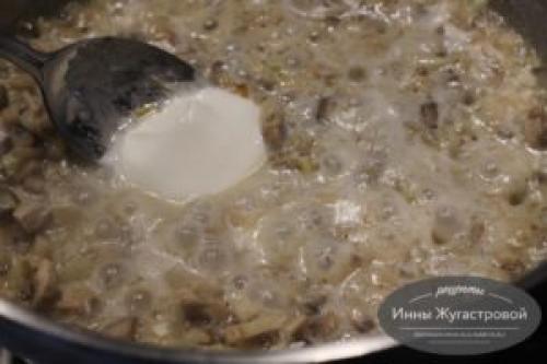 В шляпках шампиньонов. Шляпки шампиньонов, фаршированные сливочной начинкой, запеченные в духовке