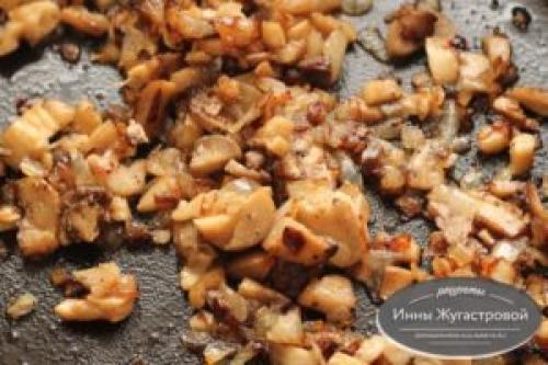 В шляпках шампиньонов. Шляпки шампиньонов, фаршированные сливочной начинкой, запеченные в духовке