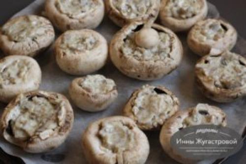 В шляпках шампиньонов. Шляпки шампиньонов, фаршированные сливочной начинкой, запеченные в духовке