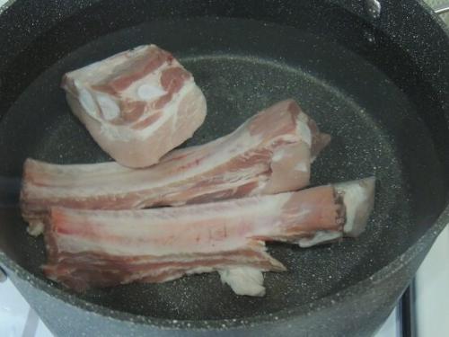 Свиные ребрышки с перловкой. Наваристый рассольник с перловкой и соленым огурцом со свиными ребрышками пошаговый рецепт с фото