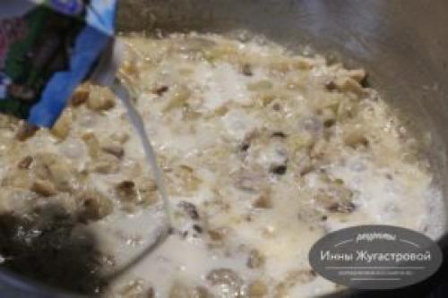 В шляпках шампиньонов. Шляпки шампиньонов, фаршированные сливочной начинкой, запеченные в духовке